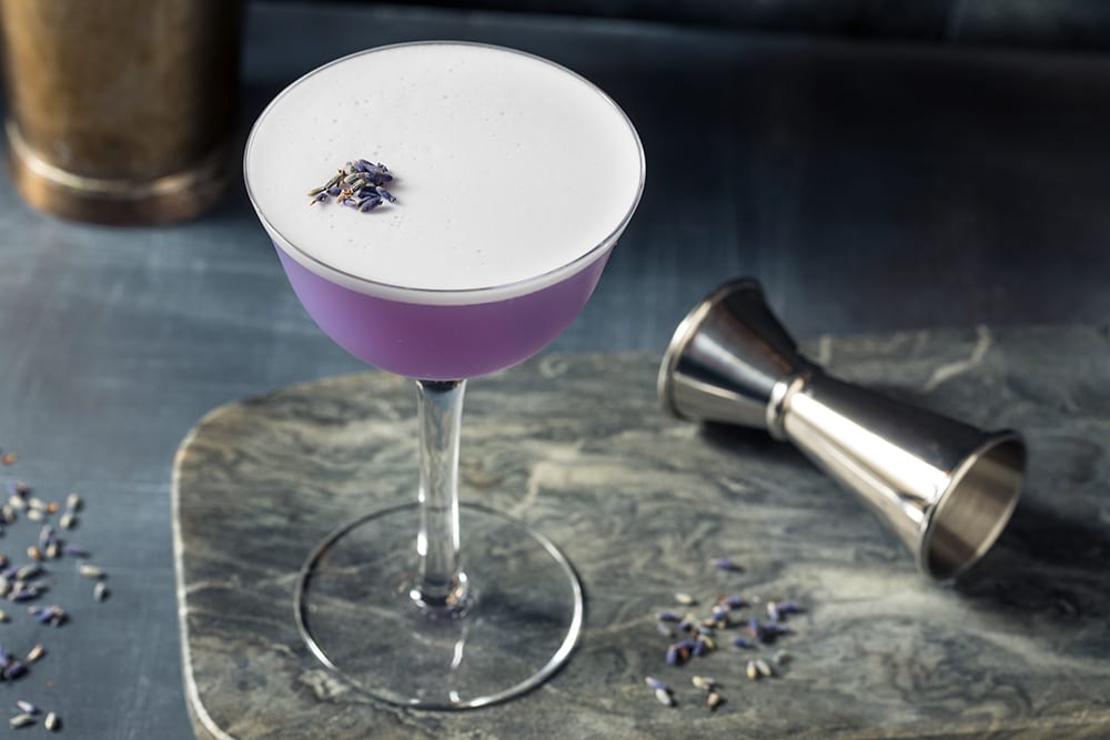 Ron Ron – Lavanda ist ein Cocktail mit frischem Limettensaft und Lavendelsirup, auffällig ist die lila Farbe des Cocktails.
