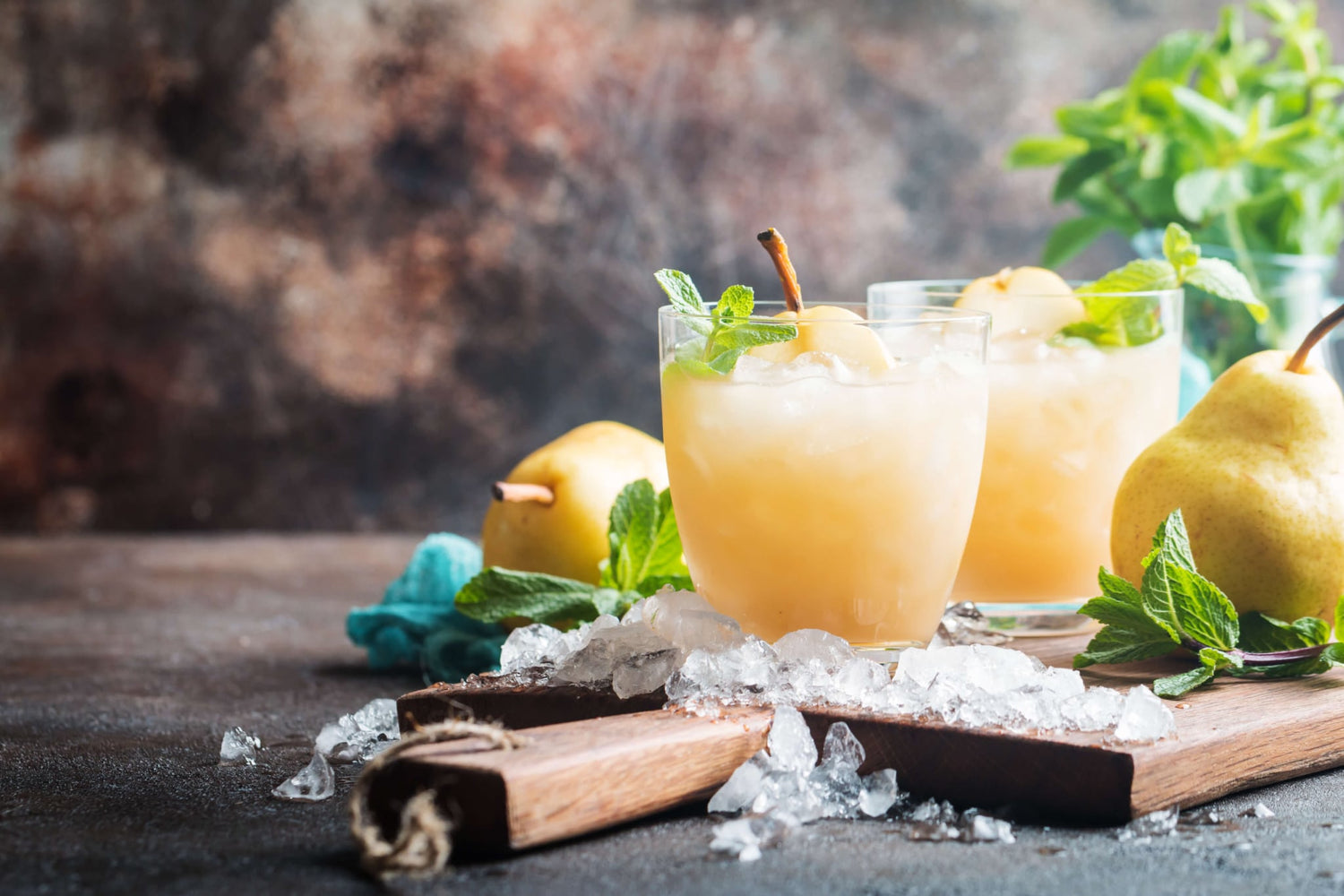 RON RON - Pera Dulce: Dieser Cocktail ist eine Ode an die zarte Süße der Birne, verfeinert mit dem reichen, warmen Unterton unseres Rumlikörs, umhüllt von der Frische der Minze und der würzigen Wärme des Zimts.