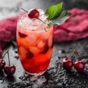 Ron Ron Princesa Cereza Cocktail mit frischen Kirschen und Ron Ron Rumlikör