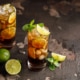 Ron Ron Cubas Best Cocktail garniert mit Limettenspalten