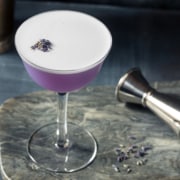 Ron Ron – Lavanda ist ein Cocktail mit frischem Limettensaft und Lavendelsirup, auffällig ist die lila Farbe des Cocktails.