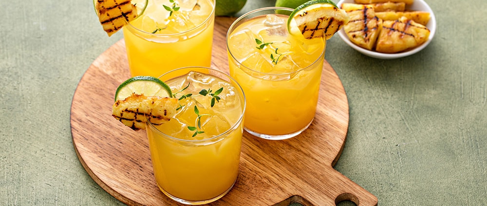 Ron Ron - Piña asada con coco ist ein Cocktail mit gegrillter Ananas