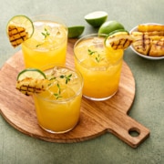 Ron Ron - Piña asada con coco ist ein Cocktail mit gegrillter Ananas