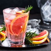 Ron Ron - Pomelo pequeño ist ein Cocktail mit Grapefruit, verfeinert mit feinem Senor Ron Rumlikör