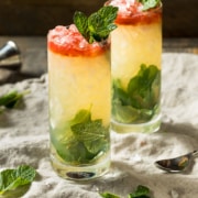 Ron Ron - Queens Park Swizzle ist ein Cocktail mit frischen Minzblättern, Limettensaft und einem Spritzer Angostura Bitter