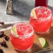 Ron Ron - Rum Hibisco ist ein Cocktail aus Hibiskustee, frischem Limettensaft und Sekt. Typisch für sein aussehen ist die rote Farbe.